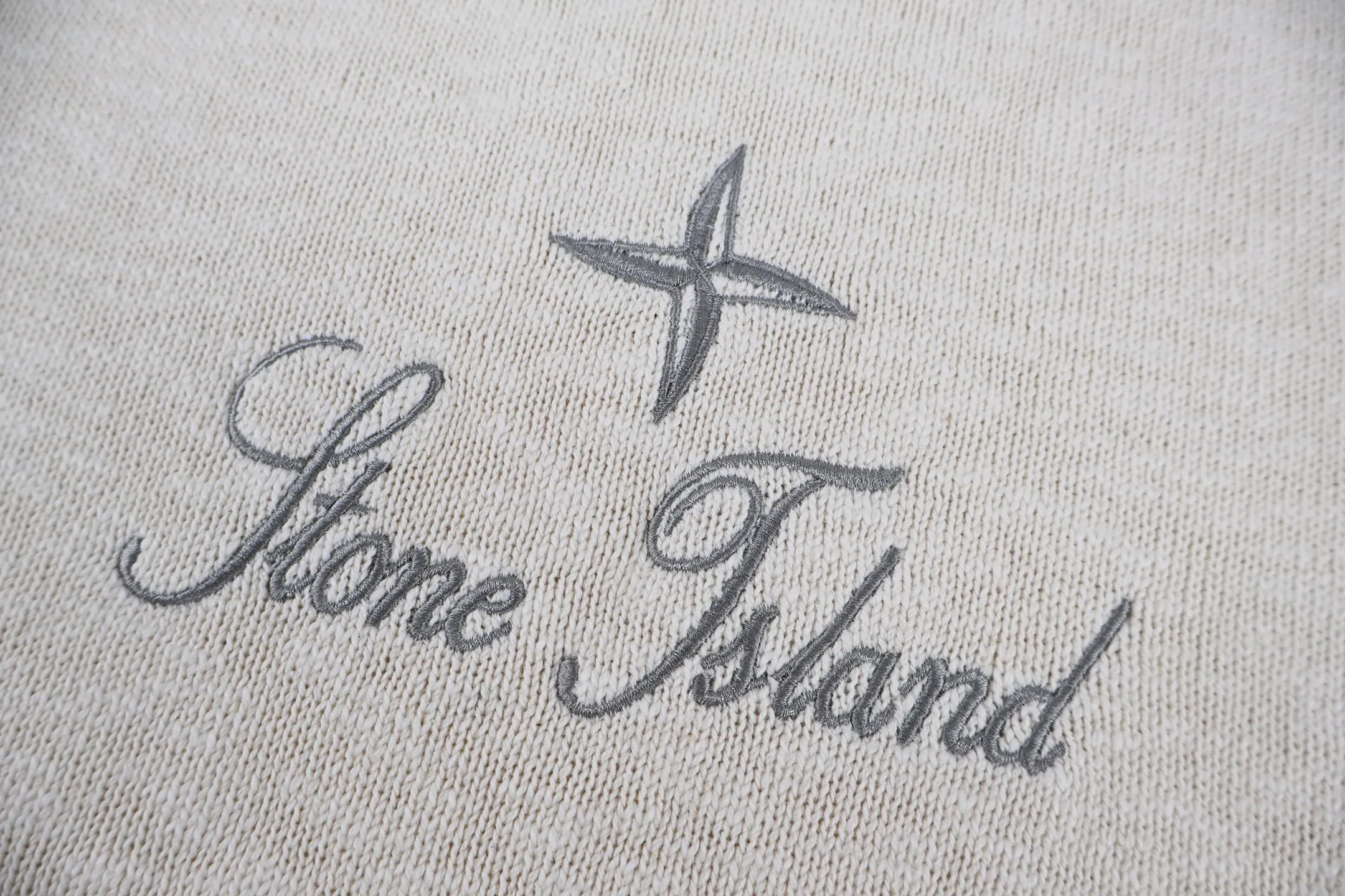 P460 Stone Island Stone Island embroidered sweater (apricot). The original version was purchased and developed for 4,050 yuan. It is woven with yarn knitted from 58% wool and 42% nylon. The classic navy blue tone outlines a simple silhouette, and the raglan sleeve design takes into account both wearing comfort and the beauty of the shoulder line. The white embroidered brand logo and starburst pattern on the chest form a visual highlight, and the delicate stitching shows the craftsmanship. The selected knitted fabric is soft and skin-friendly, and the ribbed collar, cuffs and hem enhance the stiffness of the silhouette. Whether worn alone or layered, you can easily create a daily look that combines functionality and style. Size:S-M-L